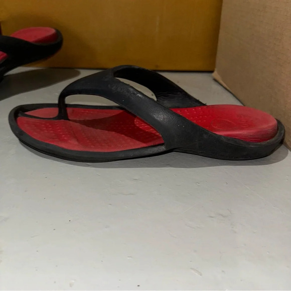 Men’s Crocs Brand Casual Red and Black Rubber Summer Flip Flops Sandals Size: 10 - Picture 11 of 16